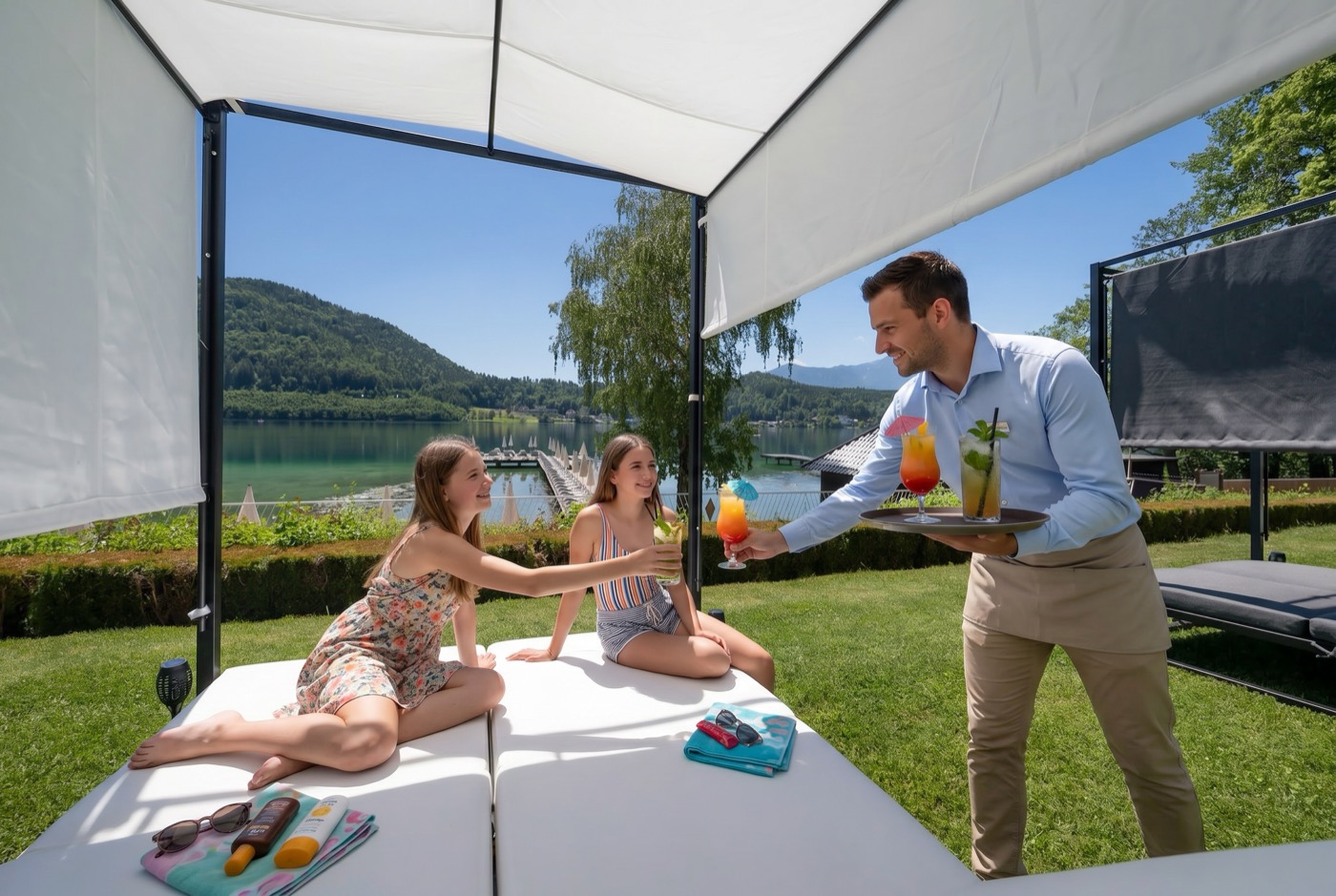Service auf der Liegewiese: Erfrischungen unter dem Sonnendach mit Seeblick