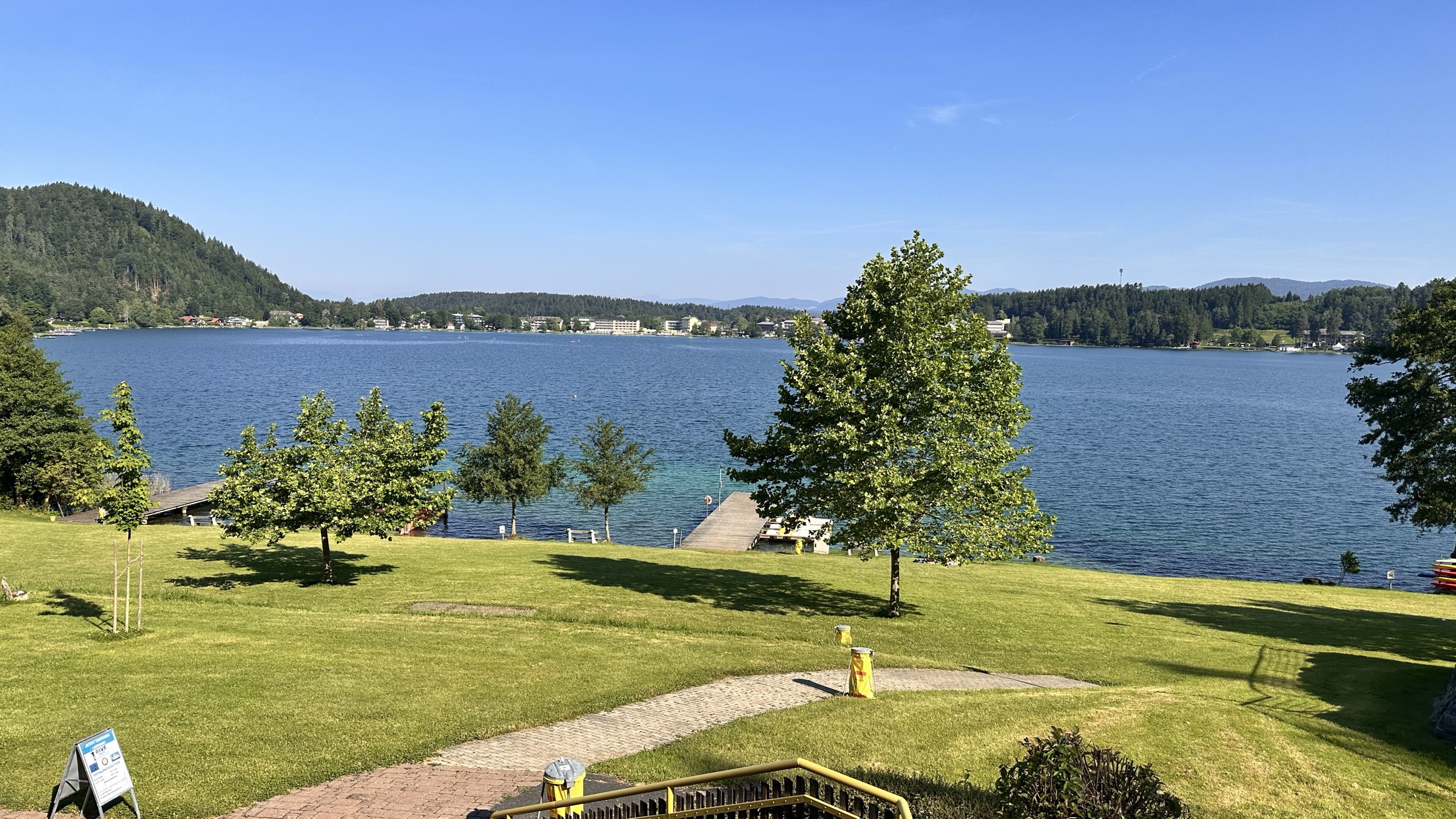 Badestrand mit Liegewiese und zwei Stegen am Klopeiner See in Kärnten